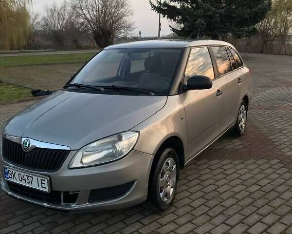 Бежевий Шкода Фабія, об'ємом двигуна 1.2 л та пробігом 280 тис. км за 4000 $, фото 1 на Automoto.ua