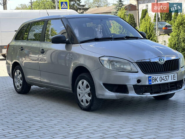 Бежевый Шкода Фабия, объемом двигателя 1.2 л и пробегом 300 тыс. км за 2999 $, фото 1 на Automoto.ua