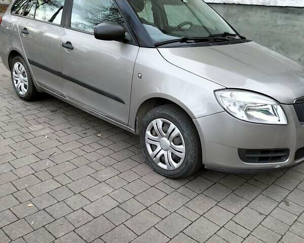 Бежевый Шкода Фабия, объемом двигателя 1.2 л и пробегом 199 тыс. км за 4800 $, фото 1 на Automoto.ua