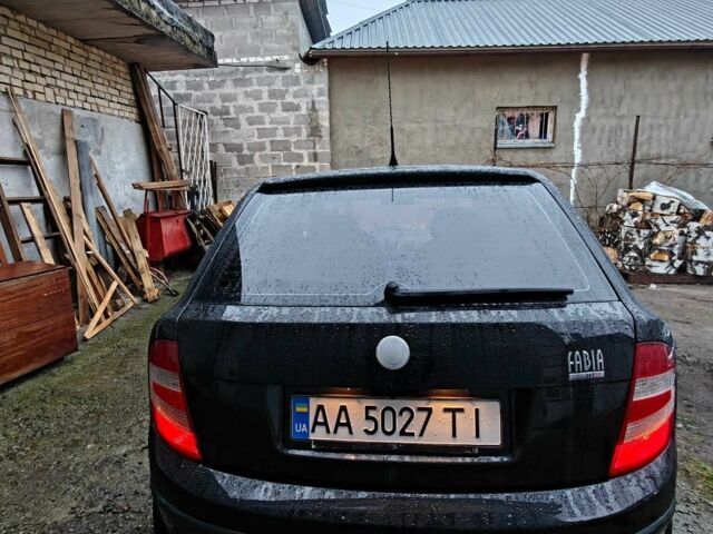 Черный Шкода Фабия, объемом двигателя 1.2 л и пробегом 315 тыс. км за 3300 $, фото 1 на Automoto.ua