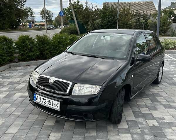 Черный Шкода Фабия, объемом двигателя 1.39 л и пробегом 150 тыс. км за 4800 $, фото 1 на Automoto.ua