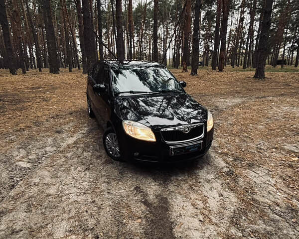 Черный Шкода Фабия, объемом двигателя 1.4 л и пробегом 200 тыс. км за 5600 $, фото 1 на Automoto.ua