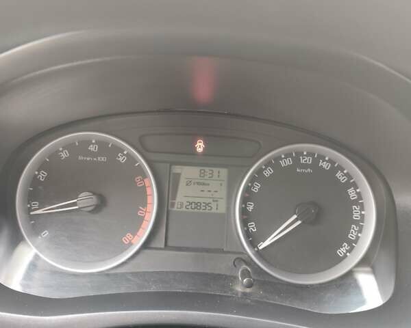 Черный Шкода Фабия, объемом двигателя 1.6 л и пробегом 208 тыс. км за 5200 $, фото 1 на Automoto.ua