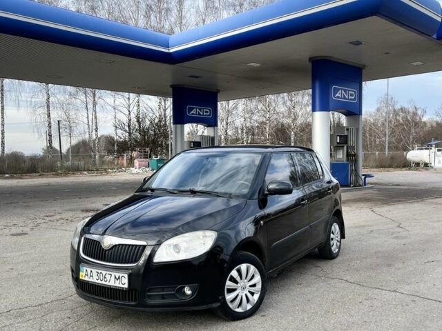 Черный Шкода Фабия, объемом двигателя 1.4 л и пробегом 230 тыс. км за 4400 $, фото 1 на Automoto.ua