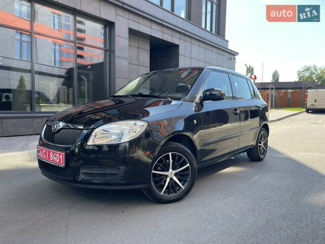 Черный Шкода Фабия, объемом двигателя 1.4 л и пробегом 217 тыс. км за 5999 $, фото 1 на Automoto.ua