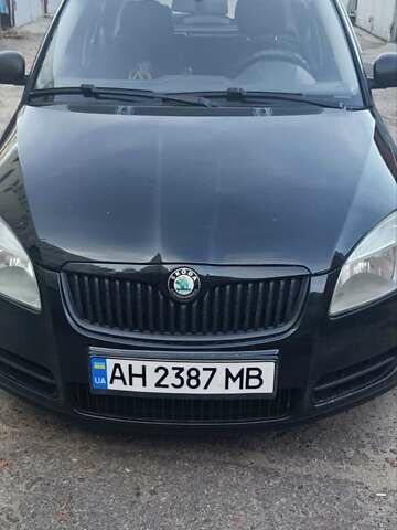 Черный Шкода Фабия, объемом двигателя 1.2 л и пробегом 200 тыс. км за 4500 $, фото 1 на Automoto.ua