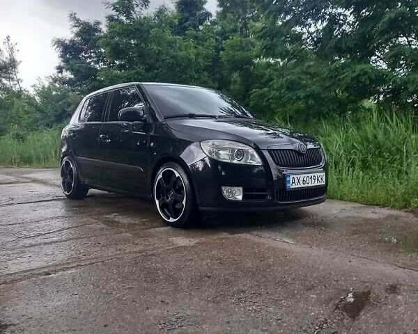 Черный Шкода Фабия, объемом двигателя 1.6 л и пробегом 216 тыс. км за 7300 $, фото 1 на Automoto.ua