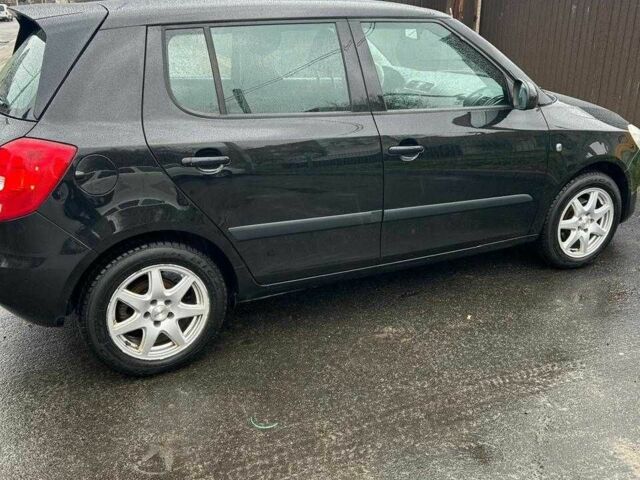 Черный Шкода Фабия, объемом двигателя 1.2 л и пробегом 270 тыс. км за 5300 $, фото 1 на Automoto.ua