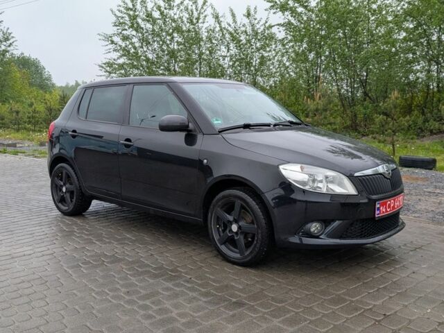 Черный Шкода Фабия, объемом двигателя 1.6 л и пробегом 226 тыс. км за 6400 $, фото 1 на Automoto.ua