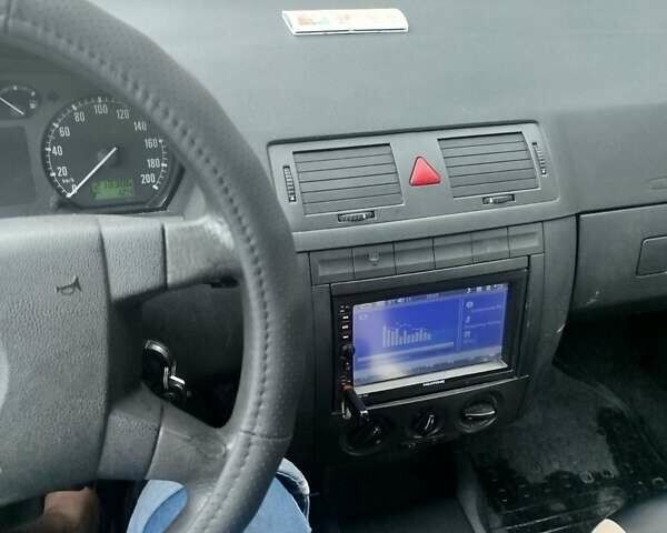 Черный Шкода Фабия, объемом двигателя 1.4 л и пробегом 213 тыс. км за 3999 $, фото 1 на Automoto.ua