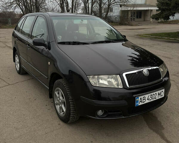 Черный Шкода Фабия, объемом двигателя 1.4 л и пробегом 293 тыс. км за 3950 $, фото 1 на Automoto.ua