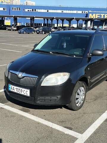 Черный Шкода Фабия, объемом двигателя 1.4 л и пробегом 425 тыс. км за 4750 $, фото 1 на Automoto.ua