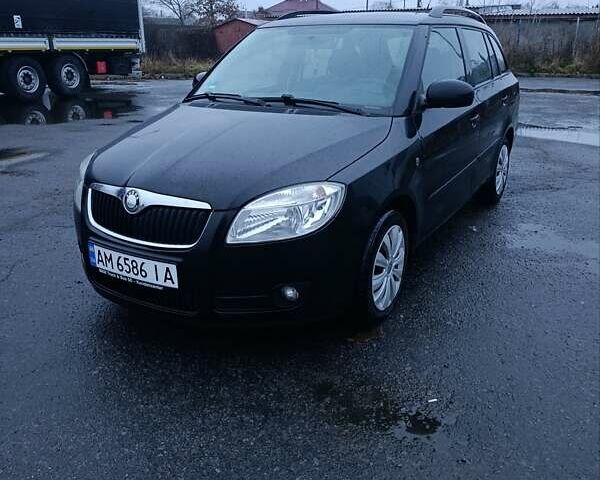 Черный Шкода Фабия, объемом двигателя 1.4 л и пробегом 205 тыс. км за 5999 $, фото 1 на Automoto.ua