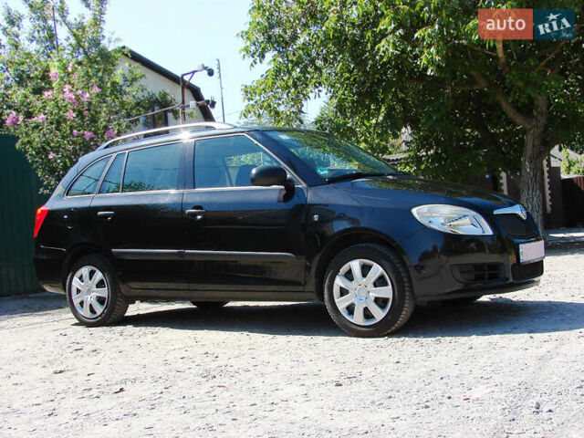Черный Шкода Фабия, объемом двигателя 1.4 л и пробегом 190 тыс. км за 5500 $, фото 1 на Automoto.ua
