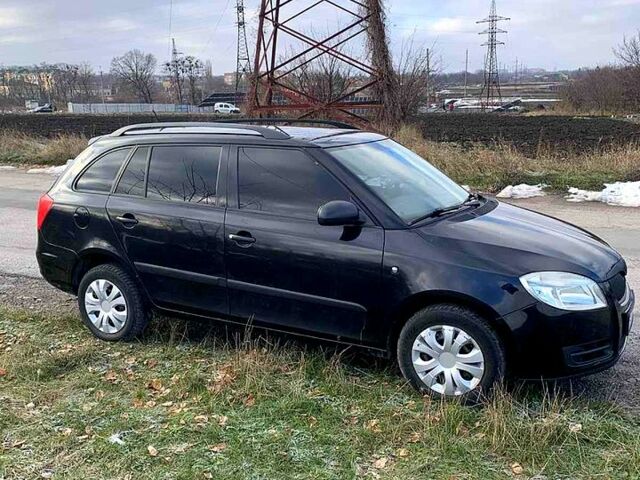 Черный Шкода Фабия, объемом двигателя 1.2 л и пробегом 28000 тыс. км за 4800 $, фото 1 на Automoto.ua