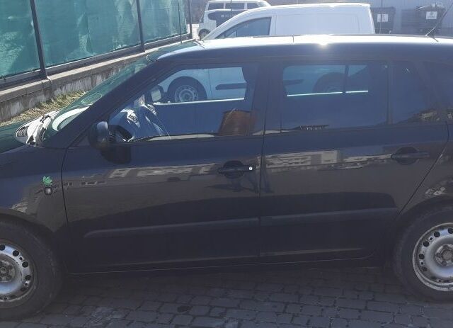 Черный Шкода Фабия, объемом двигателя 1.2 л и пробегом 289 тыс. км за 4500 $, фото 1 на Automoto.ua