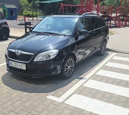 Черный Шкода Фабия, объемом двигателя 1.2 л и пробегом 275 тыс. км за 4999 $, фото 1 на Automoto.ua