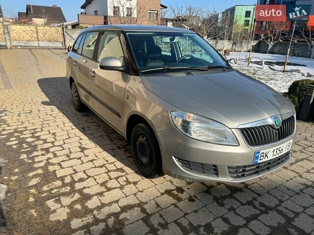 Черный Шкода Фабия, объемом двигателя 1.2 л и пробегом 323 тыс. км за 3950 $, фото 1 на Automoto.ua