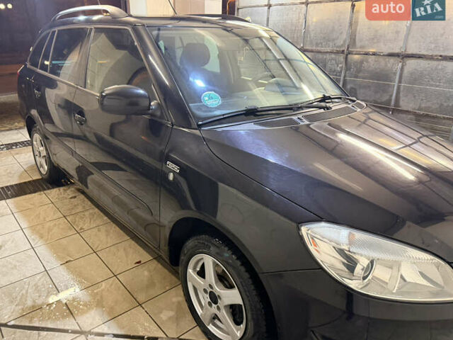 Черный Шкода Фабия, объемом двигателя 1.2 л и пробегом 215 тыс. км за 5900 $, фото 1 на Automoto.ua