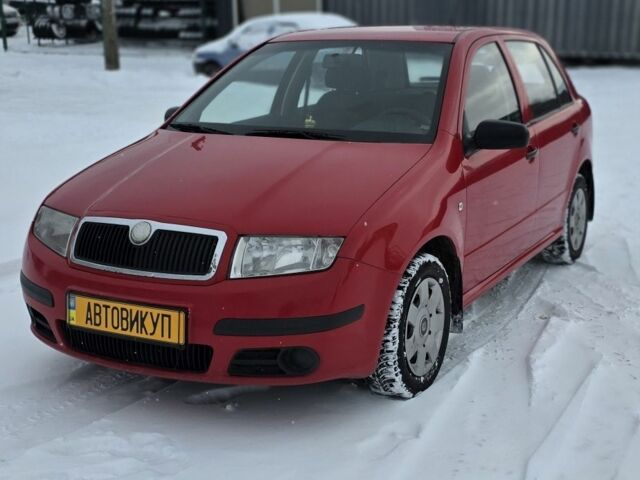 Красный Шкода Фабия, объемом двигателя 1.2 л и пробегом 326 тыс. км за 3300 $, фото 1 на Automoto.ua