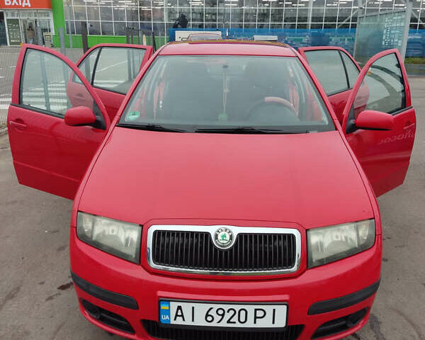 Красный Шкода Фабия, объемом двигателя 1.2 л и пробегом 240 тыс. км за 4200 $, фото 1 на Automoto.ua