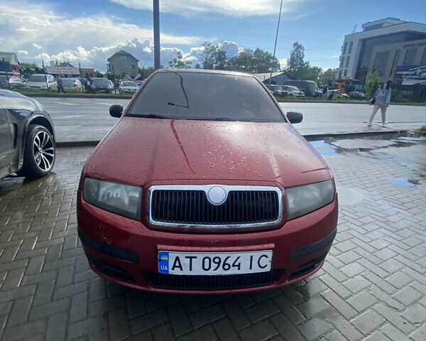 Красный Шкода Фабия, объемом двигателя 1.2 л и пробегом 235 тыс. км за 3050 $, фото 1 на Automoto.ua