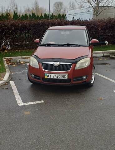 Красный Шкода Фабия, объемом двигателя 1.39 л и пробегом 280 тыс. км за 3900 $, фото 1 на Automoto.ua
