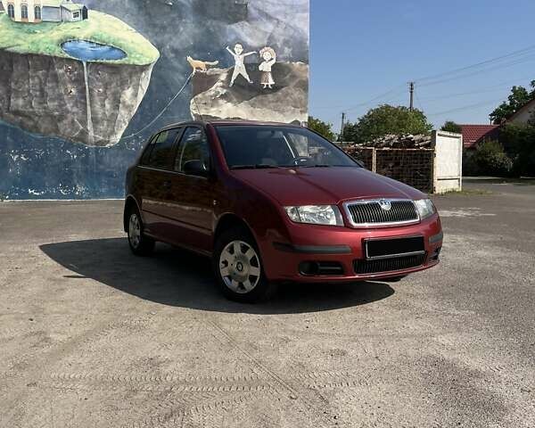 Красный Шкода Фабия, объемом двигателя 1.2 л и пробегом 253 тыс. км за 3750 $, фото 1 на Automoto.ua