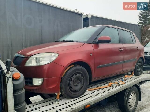 Красный Шкода Фабия, объемом двигателя 1.4 л и пробегом 200 тыс. км за 4400 $, фото 1 на Automoto.ua