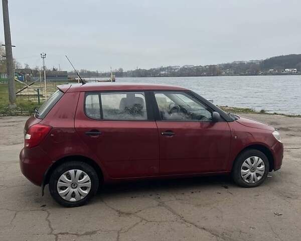 Красный Шкода Фабия, объемом двигателя 1.2 л и пробегом 205 тыс. км за 3000 $, фото 1 на Automoto.ua