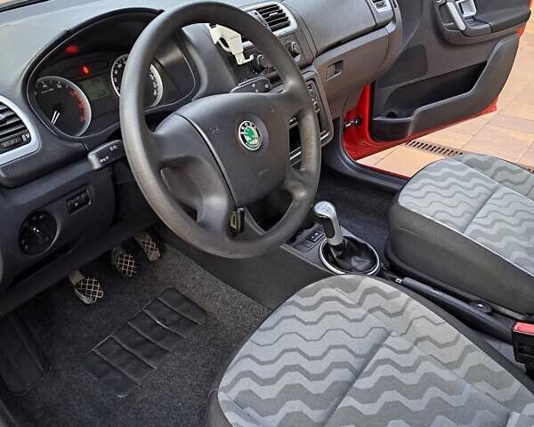 Красный Шкода Фабия, объемом двигателя 1.2 л и пробегом 113 тыс. км за 4500 $, фото 1 на Automoto.ua
