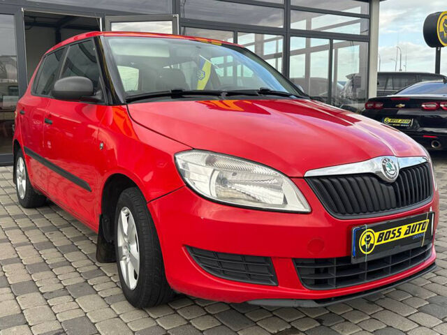 Красный Шкода Фабия, объемом двигателя 1.2 л и пробегом 230 тыс. км за 4600 $, фото 1 на Automoto.ua