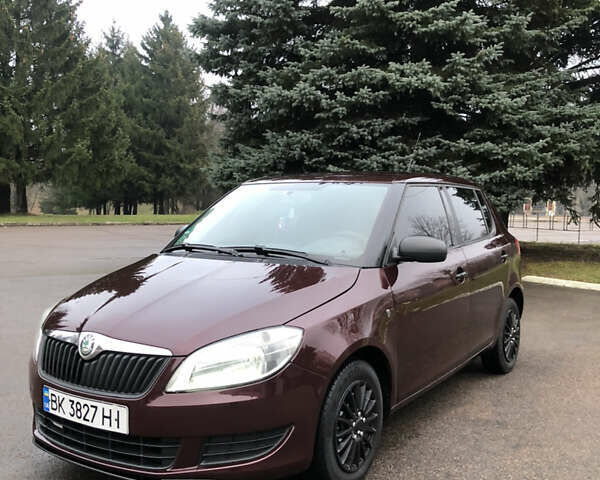 Красный Шкода Фабия, объемом двигателя 1.2 л и пробегом 248 тыс. км за 4800 $, фото 1 на Automoto.ua