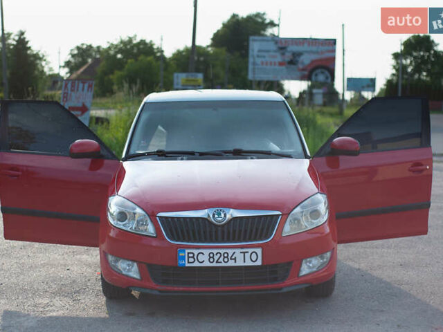 Красный Шкода Фабия, объемом двигателя 1.6 л и пробегом 220 тыс. км за 4600 $, фото 1 на Automoto.ua