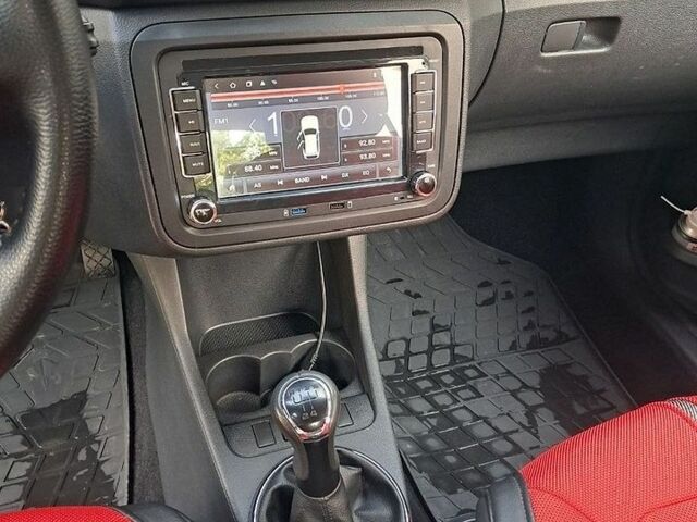 Красный Шкода Фабия, объемом двигателя 1.39 л и пробегом 120 тыс. км за 5600 $, фото 1 на Automoto.ua