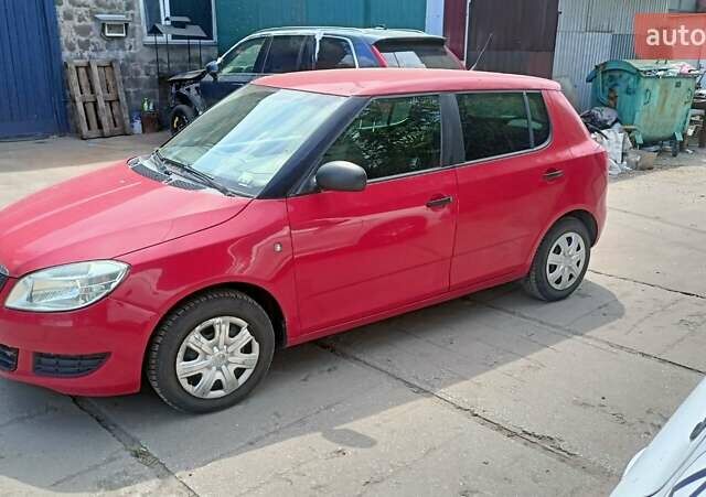 Красный Шкода Фабия, объемом двигателя 1.2 л и пробегом 368 тыс. км за 3700 $, фото 1 на Automoto.ua