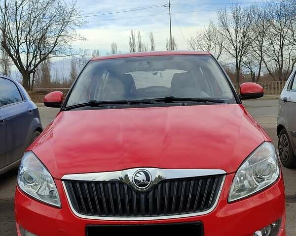 Красный Шкода Фабия, объемом двигателя 1.39 л и пробегом 250 тыс. км за 5900 $, фото 1 на Automoto.ua