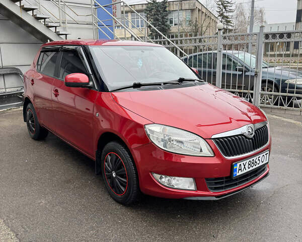 Красный Шкода Фабия, объемом двигателя 1.39 л и пробегом 219 тыс. км за 6300 $, фото 1 на Automoto.ua