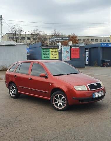 Красный Шкода Фабия, объемом двигателя 1.39 л и пробегом 214 тыс. км за 3900 $, фото 1 на Automoto.ua