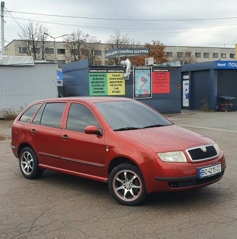 Красный Шкода Фабия, объемом двигателя 1.4 л и пробегом 214 тыс. км за 3900 $, фото 1 на Automoto.ua