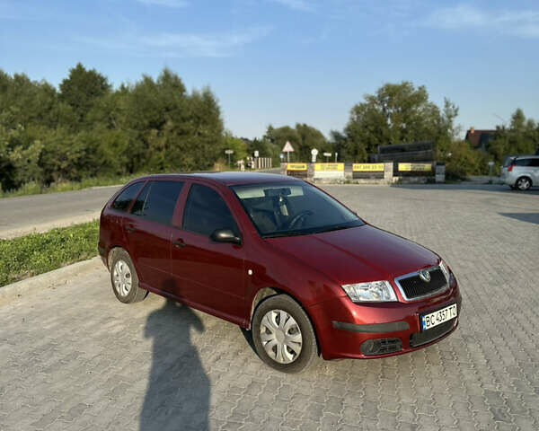 Красный Шкода Фабия, объемом двигателя 1.2 л и пробегом 300 тыс. км за 3600 $, фото 1 на Automoto.ua