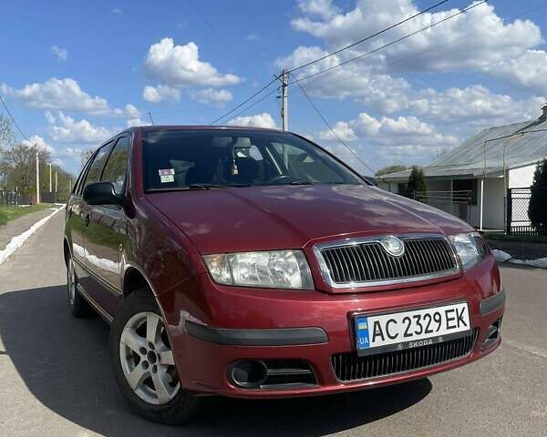 Красный Шкода Фабия, объемом двигателя 1.2 л и пробегом 218 тыс. км за 3300 $, фото 1 на Automoto.ua