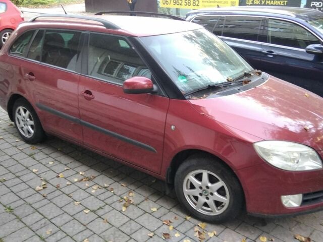 Красный Шкода Фабия, объемом двигателя 1.2 л и пробегом 228 тыс. км за 3999 $, фото 1 на Automoto.ua