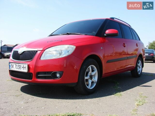 Красный Шкода Фабия, объемом двигателя 1.4 л и пробегом 312 тыс. км за 4300 $, фото 1 на Automoto.ua