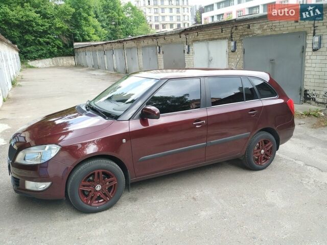 Красный Шкода Фабия, объемом двигателя 1.39 л и пробегом 106 тыс. км за 7900 $, фото 1 на Automoto.ua