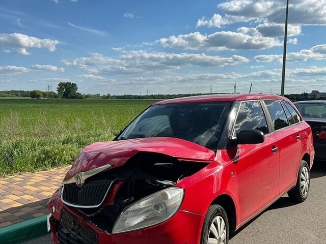 Красный Шкода Фабия, объемом двигателя 1.2 л и пробегом 274 тыс. км за 2000 $, фото 1 на Automoto.ua