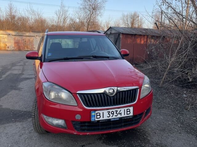 Красный Шкода Фабия, объемом двигателя 1.2 л и пробегом 250 тыс. км за 3500 $, фото 1 на Automoto.ua