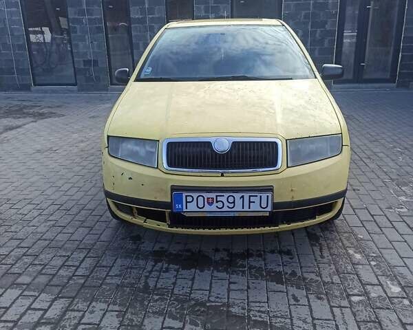 Желтый Шкода Фабия, объемом двигателя 1.4 л и пробегом 253 тыс. км за 1300 $, фото 1 на Automoto.ua