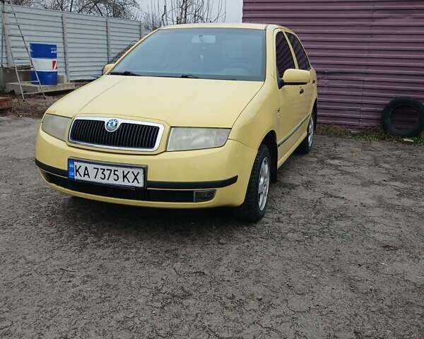 Желтый Шкода Фабия, объемом двигателя 1.4 л и пробегом 208 тыс. км за 3100 $, фото 1 на Automoto.ua