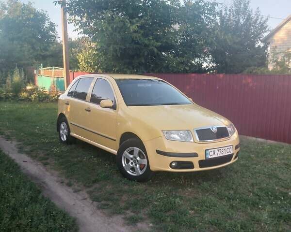 Желтый Шкода Фабия, объемом двигателя 1.2 л и пробегом 278 тыс. км за 3700 $, фото 1 на Automoto.ua